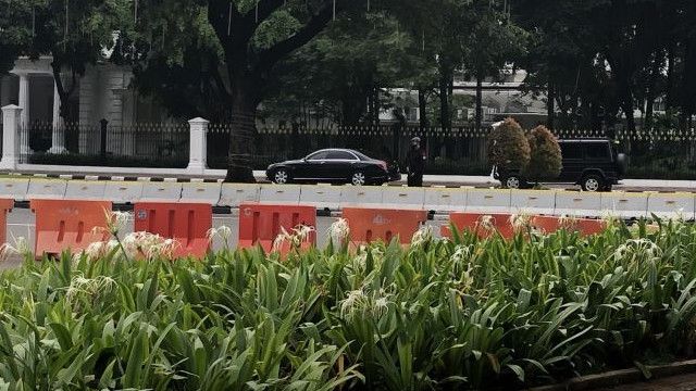 Demo 11 April Memanas di Depan DPR, Kantor Jokowi Kondusif