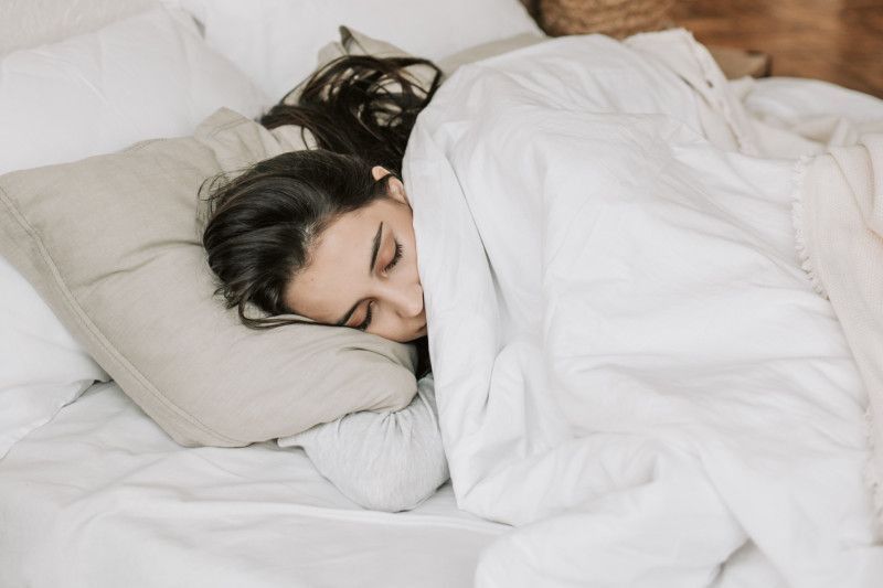 Tips Sederhana Mengurangi Nyeri Leher Efek Salah Bantal Saat Tidur