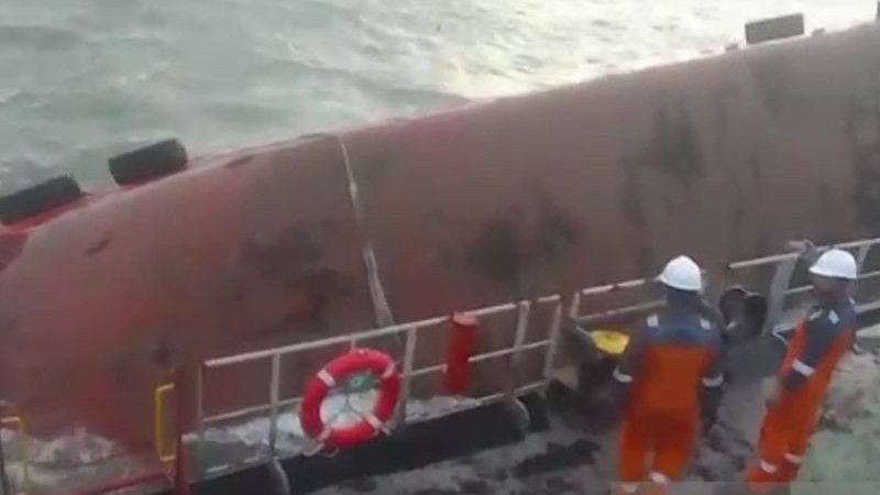 Kapal Crane Batu Bara Terbalik hingga Tenggelam di Laut Banyuasin