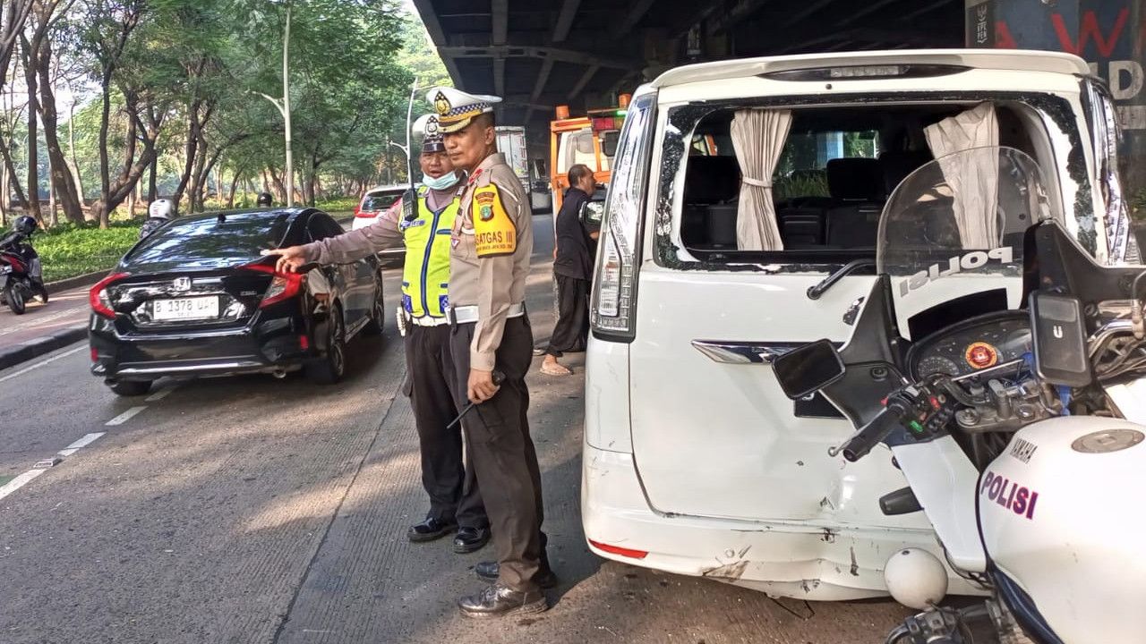 Mobil Nissan Serena Tabrak Bus dan Motor di Jakut Usai Hantam Separator Busway