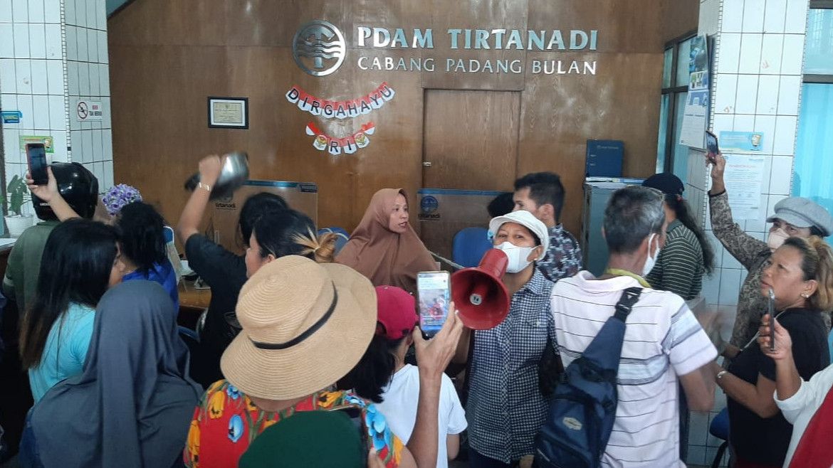 Puluhan Emak-Emak Mengamuk di Kantor PDAM Medan karena Kesulitan Dapat Air Bersih
