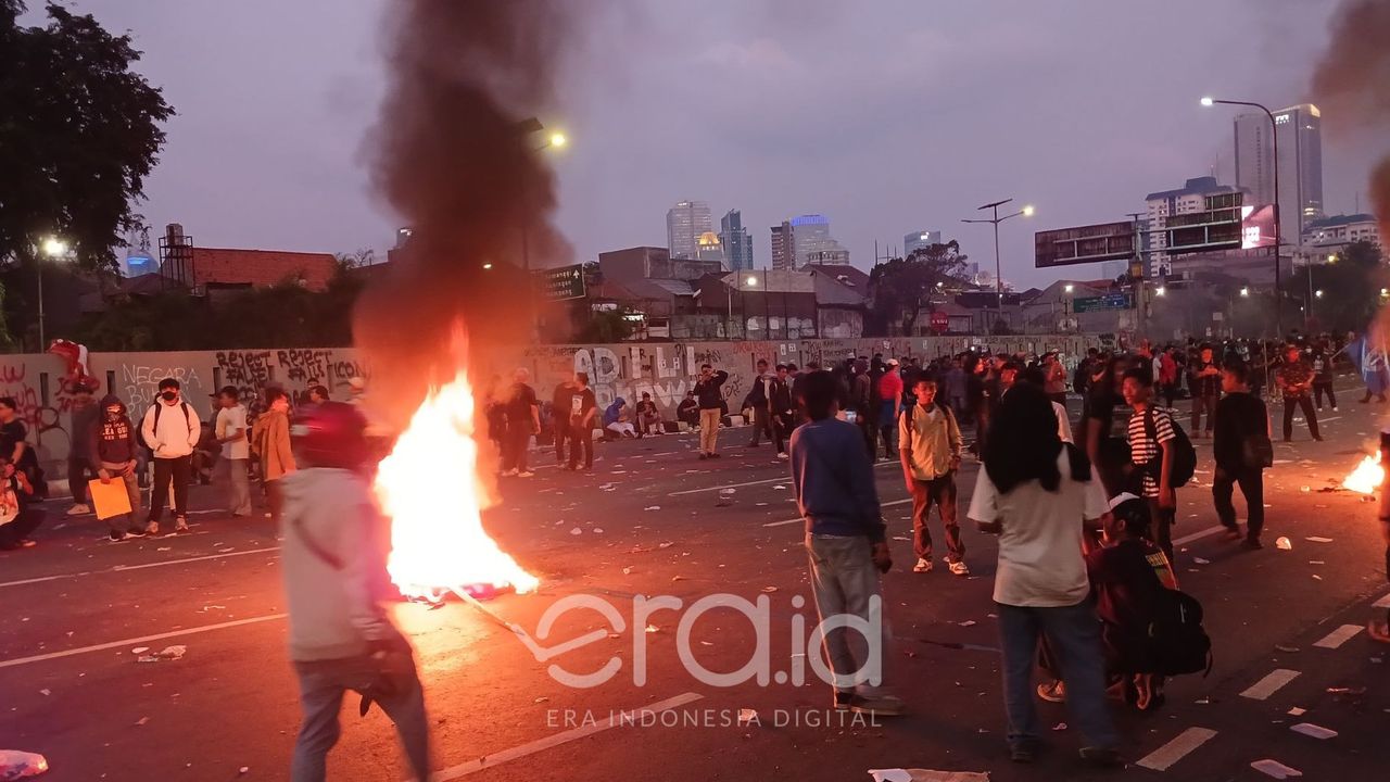 Mahasiswa Demo di DPR Bubar, Sisa Massa Diduga Anarko Serang Polisi Berjaga