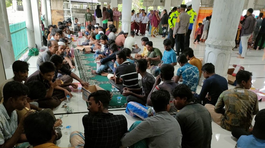 Petugas Gabungan Evakuasi Ratusan Imigran Rohingya Terdampar di Aceh