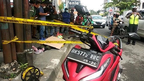 Wanita Berjaket Kuning Meninggal Mendadak di Trotoar Jalan di Medan, Diduga Serangan Jantung