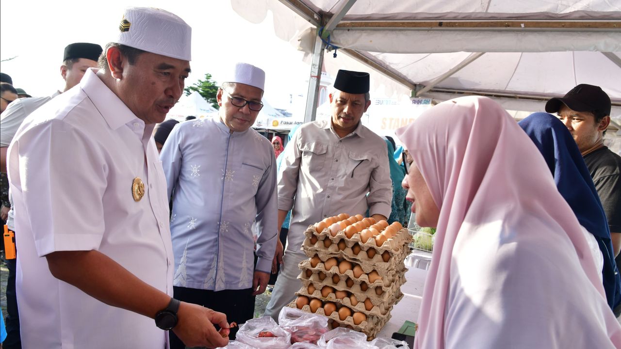 Pantau GPM di Makassar, Pj Gubernur Sulsel Bahtiar Bareng Danny Kompak Pakai Peci Putih