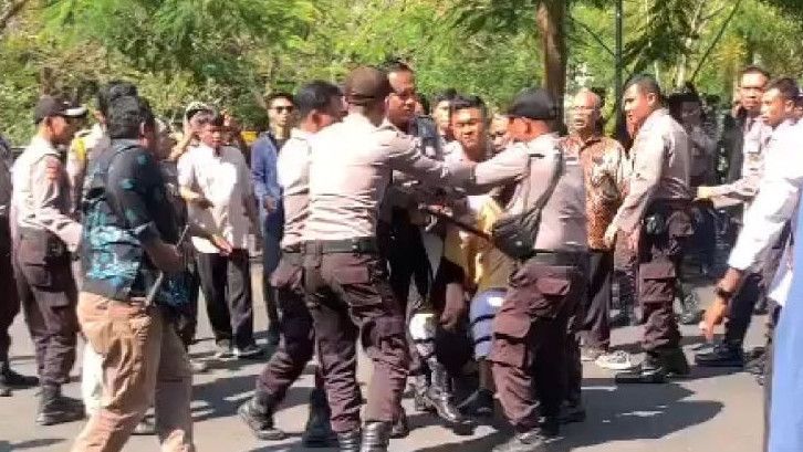 Momen Mahasiswa Dipukuli Satpam dan Pegawai Universitas Mataram dari Belakang