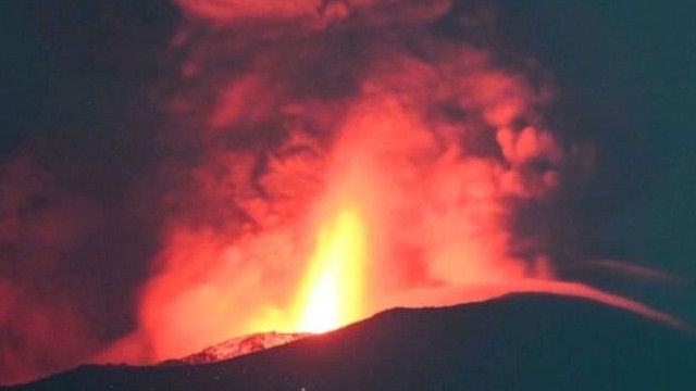 Gunung Ibu Erupsi Setinggi 700 Meter, Status Siaga Level III