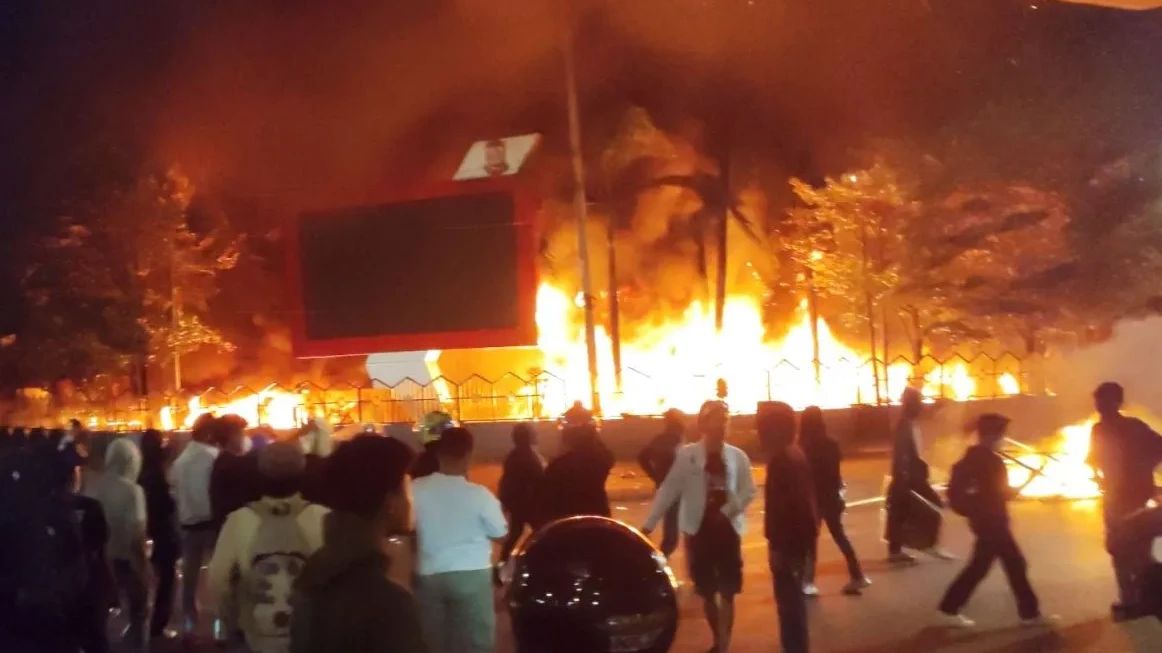 10 Orang Ditangkap Kasus Pembakaran Kantor DPRD Makassar