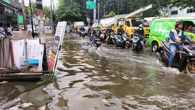 Lapor Pak Anies, Banjir di Kamal Raya Bikin Warga Heran: Biasanya Cepat Surut...