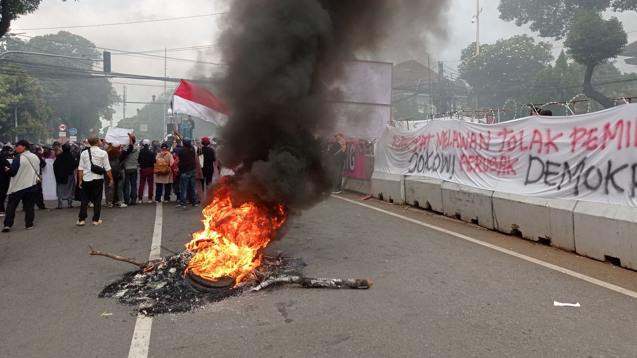 Momen Massa Demo Tolak Pemilu 2024 Curang Bakar Ban