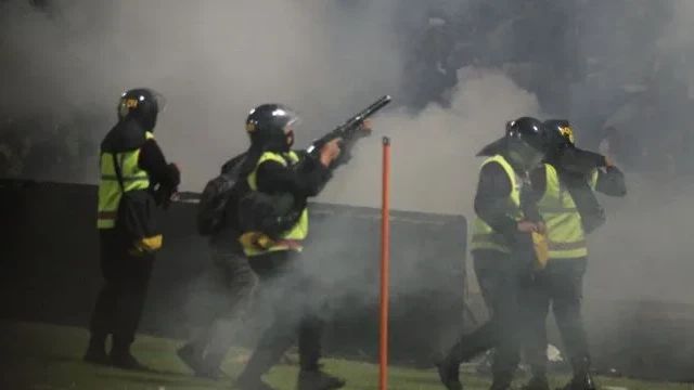 Gas Air Mata Dilarang FIFA, Polisi Dalami Alasan Anggotanya yang Bawa Senjata dan Menembak di Stadion Kanjuruhan