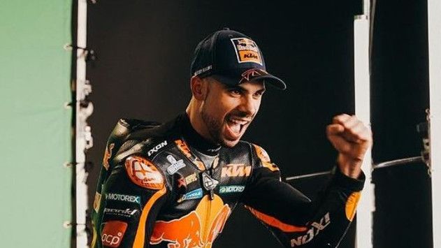Tak Disangka-sangka Pembalap Red Bull KTM Miguel Oliveira Jadi Juara MotoGP Mandalika, Jokowi Langsung Kasih Trofi