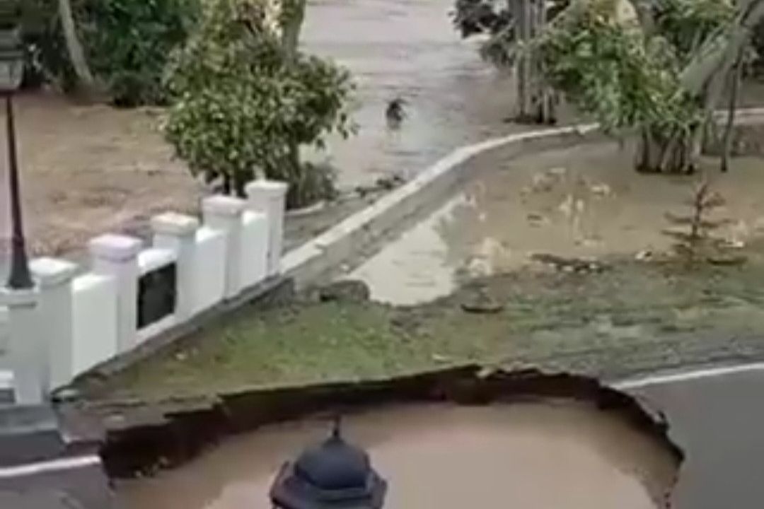 Jembatan Kemang Pratama di Bekasi Amblas karena Banjir