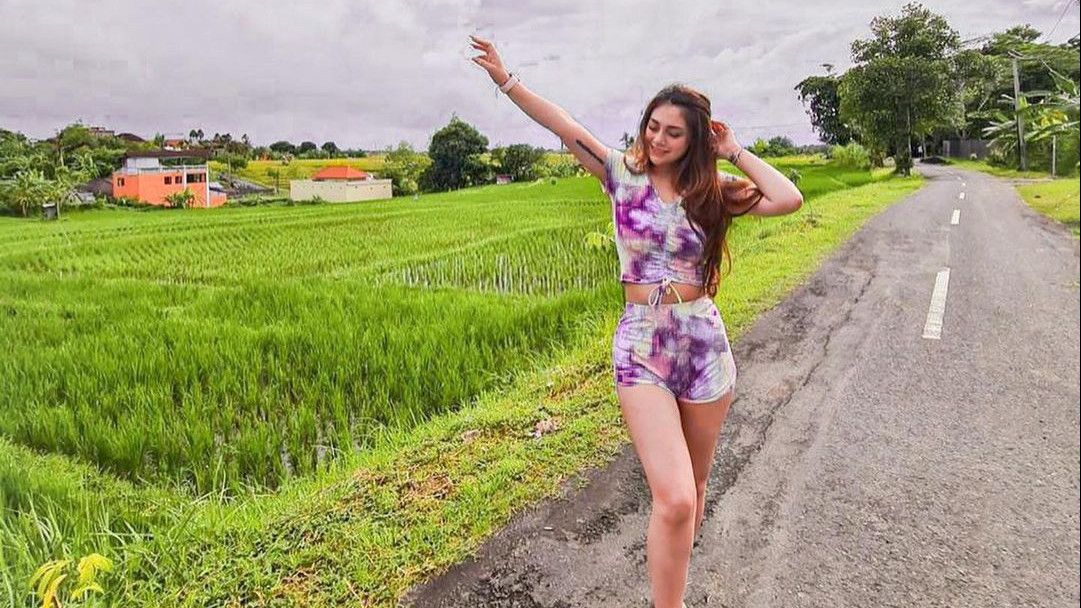 Lahirkan 4 Anak Bak Masih Gadis, Celine Evangelista Pamer Gaya Seksi di Pinggir Sawah