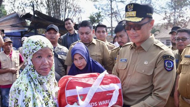 Pj Gubernur Sulsel Zudan Bantu Korban Kebakaran TPA Makassar