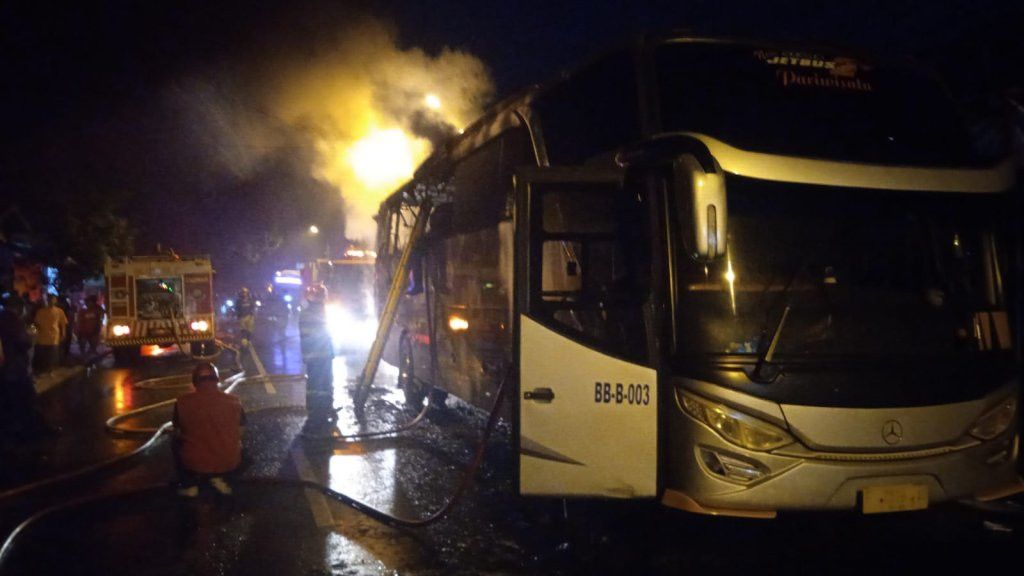 Hendak Jemput Wisatawan, Bus Pariswisata Terbakar di Gunung Batu Bogor