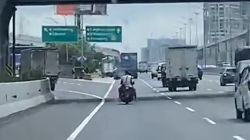 Viral Pemotor Bonceng Tiga Ngebut di Tol Japek Kejar Mobil Sigra, Sanksi Ditegur