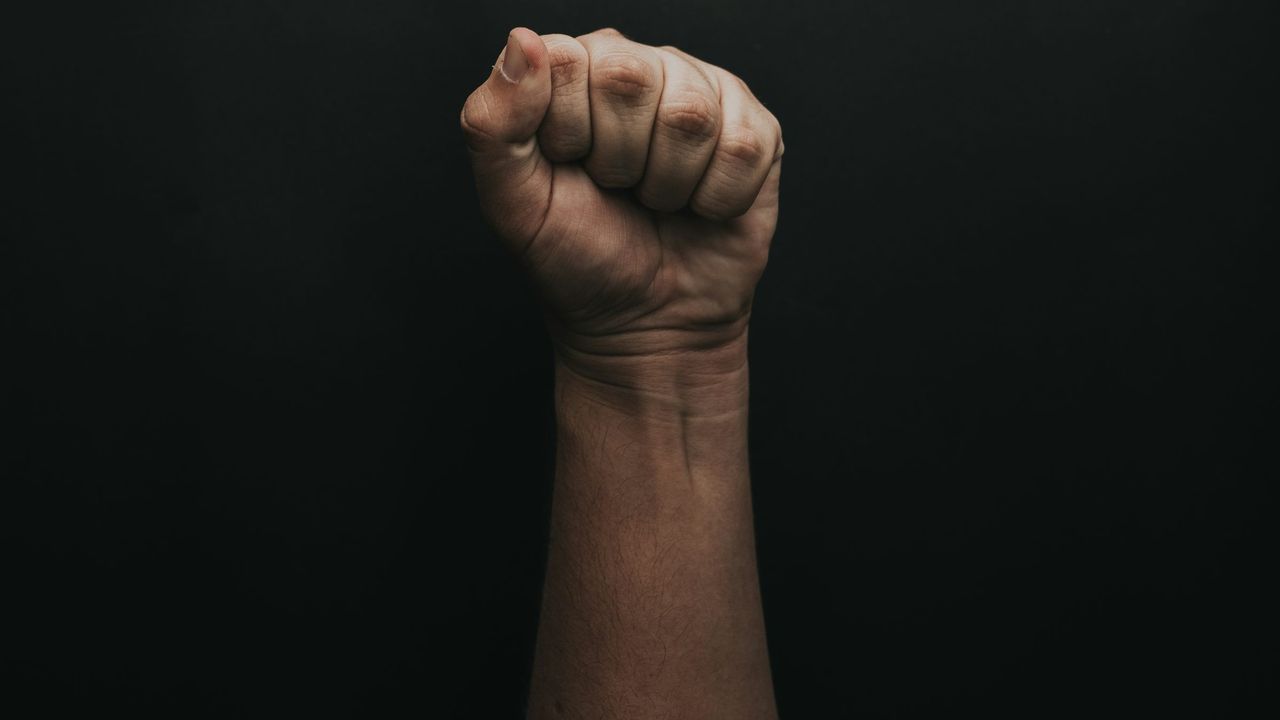 ASN Terkapar Usai Dikeroyok Teman Mantan Istri dalam Mal di Jakut