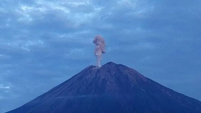 Gunung Semeru Erupsi, Letusan Setinggi 1 Kilometer - ERA.ID