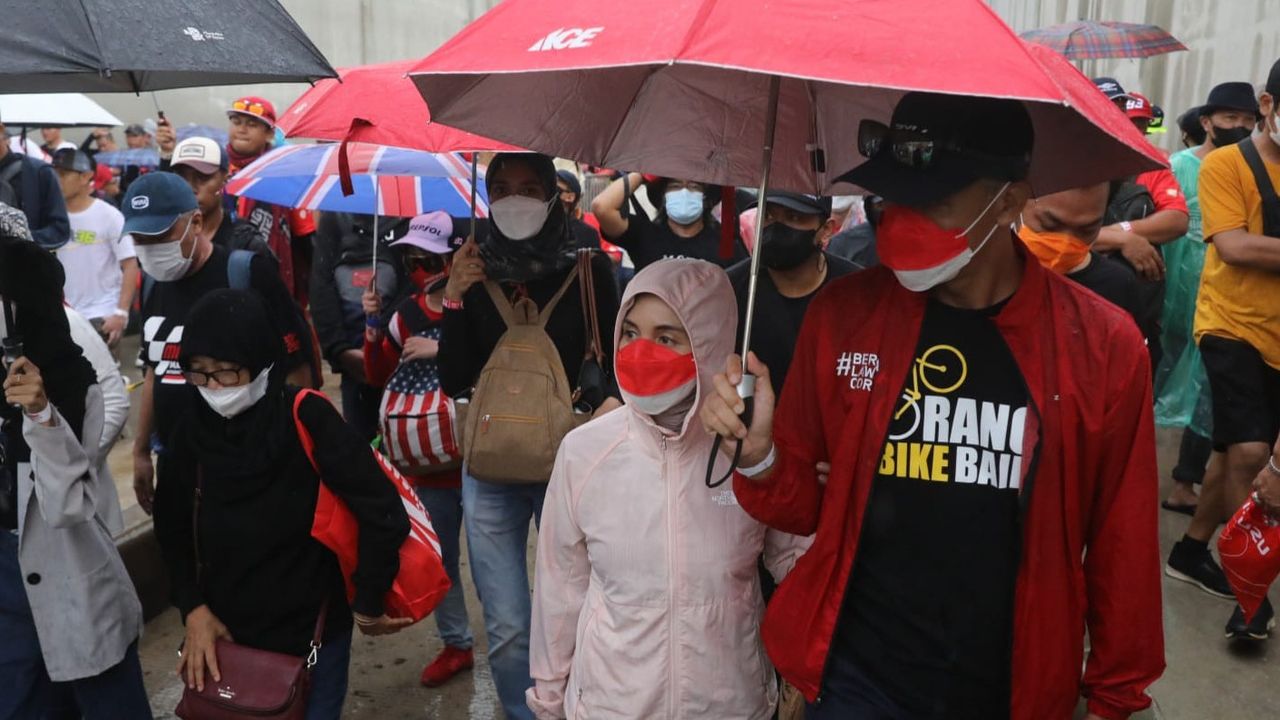Viral Aksi Pawang Hujan di Mandalika Bikin Ganjar Pranowo Takjub: Dukun Joget-joget, Hujannya Berhenti