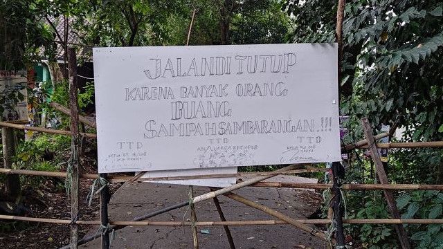 Warga Kampung Ciapus Tangerang Tutup Jalan, Kesal Daerahnya Jadi 'Tempat Sampah Liar'