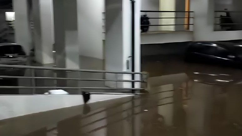 Basement Apartemen di Cisauk Terendam Banjir Akibat Tanggul Jebol, 50 Kendaraan Terjebak