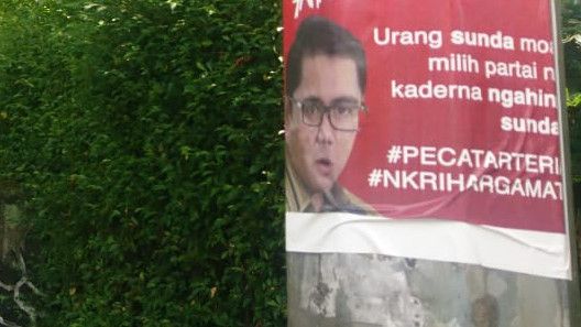 Meski Telah Minta Maaf,  Poster Kecaman Terhadap Arteria Dahlan Masih Terlihat di Bandung