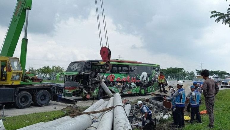 Kecelekaan  Bus di Tol Ngawi-Solo, Dua Orang Meningga Dunia