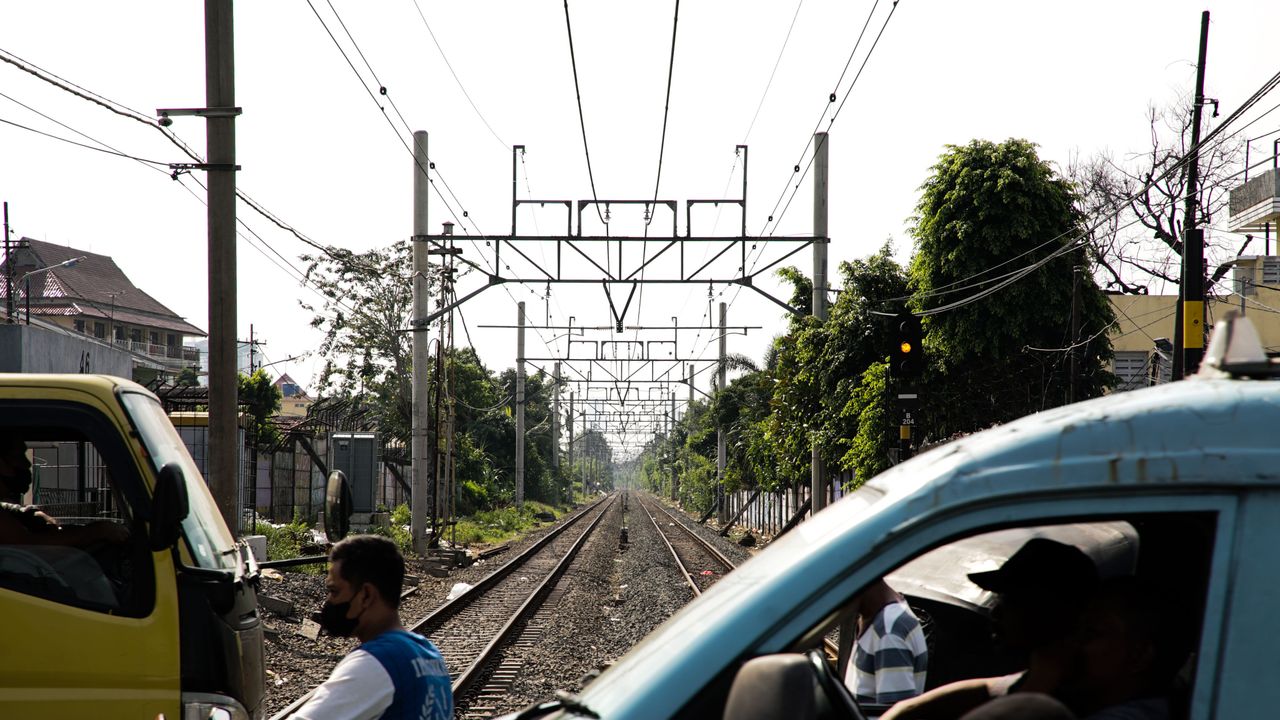 Anak-Anak Iseng Tiup Peluit di Stasiun Kereta Jatinegara, KAI Geram