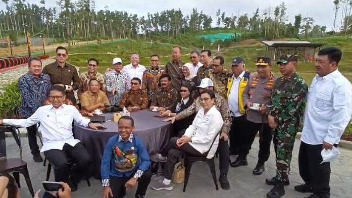 Momen Canda Airlangga ke Bahlil Saat Foto Bersama: Kursi Kapolri Aja Diambil Bahlil