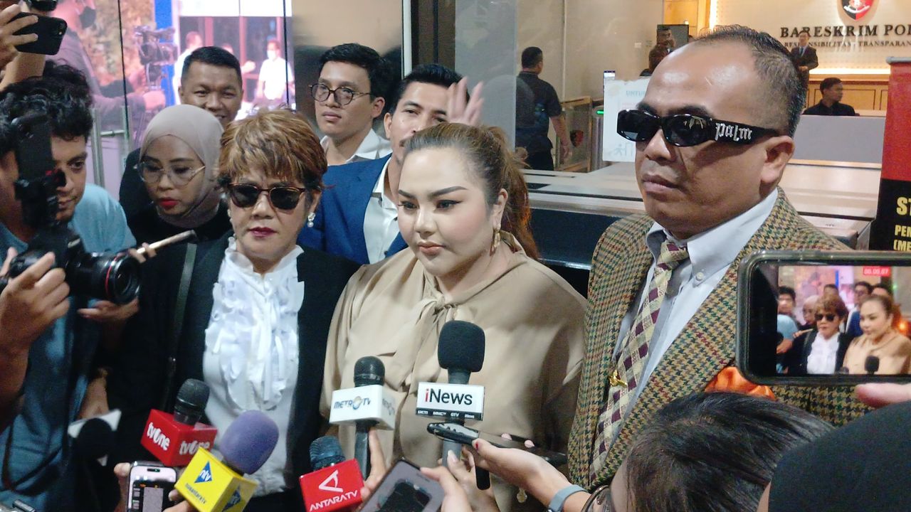 Tiba di Bareskrim Buat Tes DNA Anaknya, Lisa Mariana Tampil Menawan Penuh Makeup