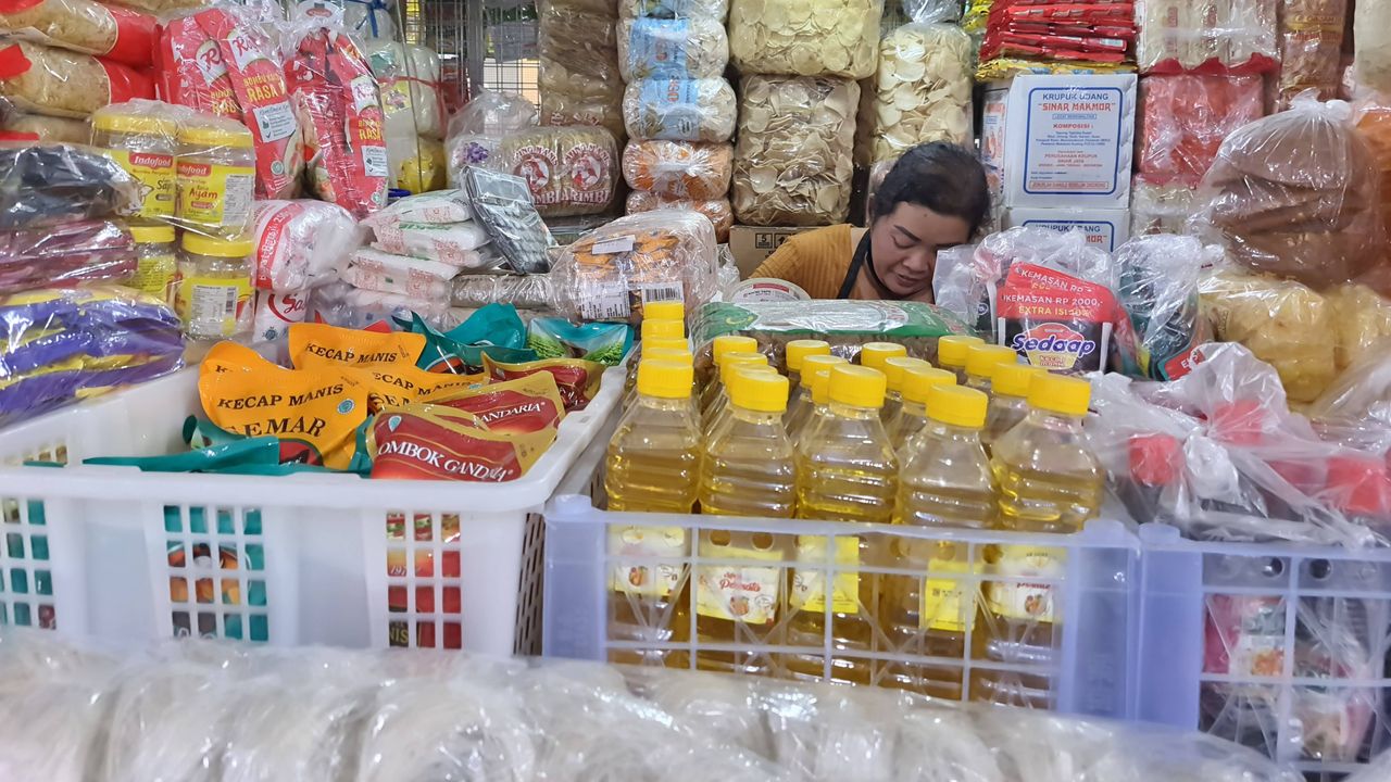 Minyak Goreng di Pasar Tradisional Solo Masih Mahal dan Langka, Anak Buah Gibran Minta Bantuan: Bulog Tolong Bantu